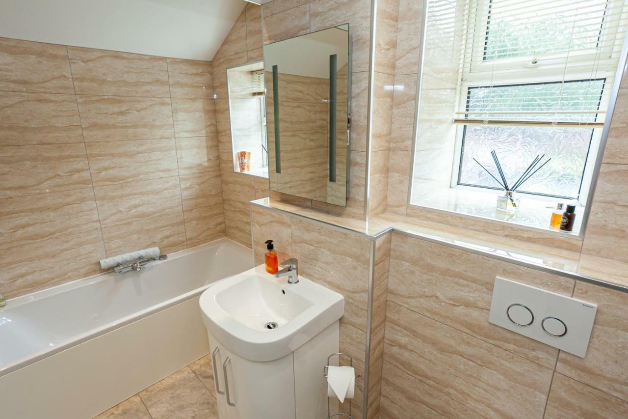 Apartment Carlton 2 A Large Modern Keswick Appt With Parking